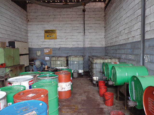 Lubricants were poorly handled, and funnels and buckets were often used.