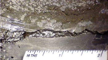 Figure 6. Melted Babbitt and material redeposition Figure 6. Melted Babbitt and material redeposition