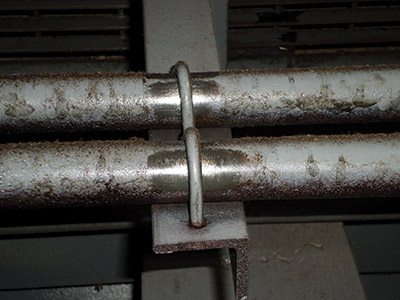 U-bolts should not be employed to clamp pipes. U-bolts should not be employed to clamp pipes.