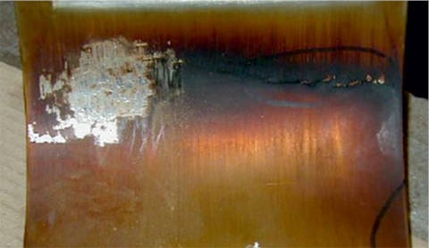 Figure 4: Deposits and severe metal wear occurring in the hottest zone of the bearing surface.